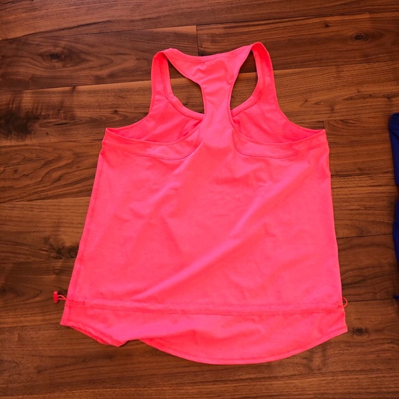 Exercise tops - Picture 3 of 7